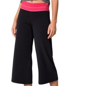 Lululemon Groovin Crop *Tie Vintage Black Pink Flare Drawcord Hem Women's size 8